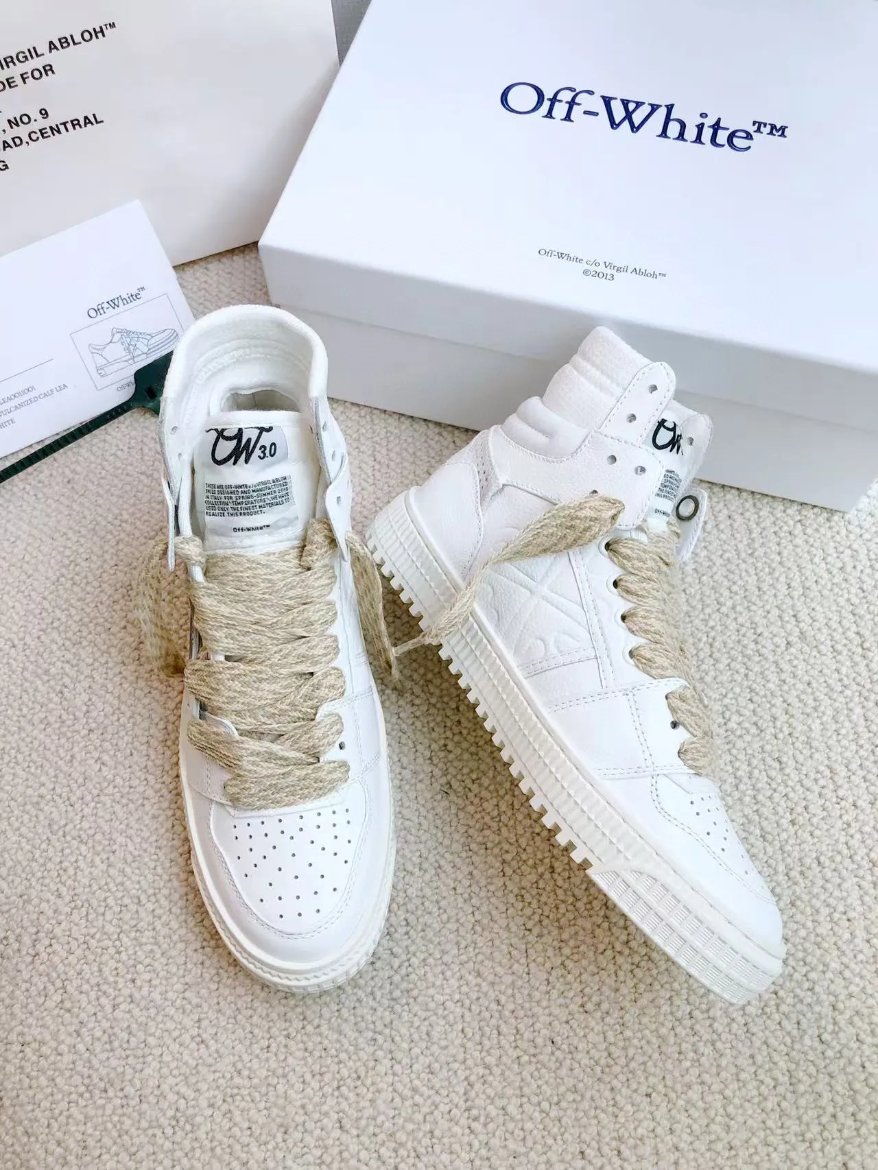 Men's shoes💰620 OFF WHITE ⚡️Couple style⚡️🍓New color🍓 The latest spring model of Gaobang street casual Martin style masterpiece, released the highest quality version on the market 👊 Series original mold opening, original lasting, production technology 1:1 original ➰🔜The best choice for more and more celebrities and Internet celebrities🔸In the classics Changes in the code🔸Innovate in the trend🔸Strive to break away from the shackles of bad street design🔝Although he is not the originator of fashion design, he is definitely a shining dark horse in avant-garde design🐴🆙Do not follow the trend🔅Not universal beauty🔅 Fabric💯First-layer cowhide Lining💯Imported skin-friendly and environmentally friendly polyester mesh Foot pads💯Original molded high-elastic environmentally friendly molding pads Midsole💯Original sleeve lasting process Outsole💯Rubber outsole Packaging💯Official website synchronizes a full set of packaging (brand wrapping paper, brand certificate, brand bag) code number 35-44, 45 customized